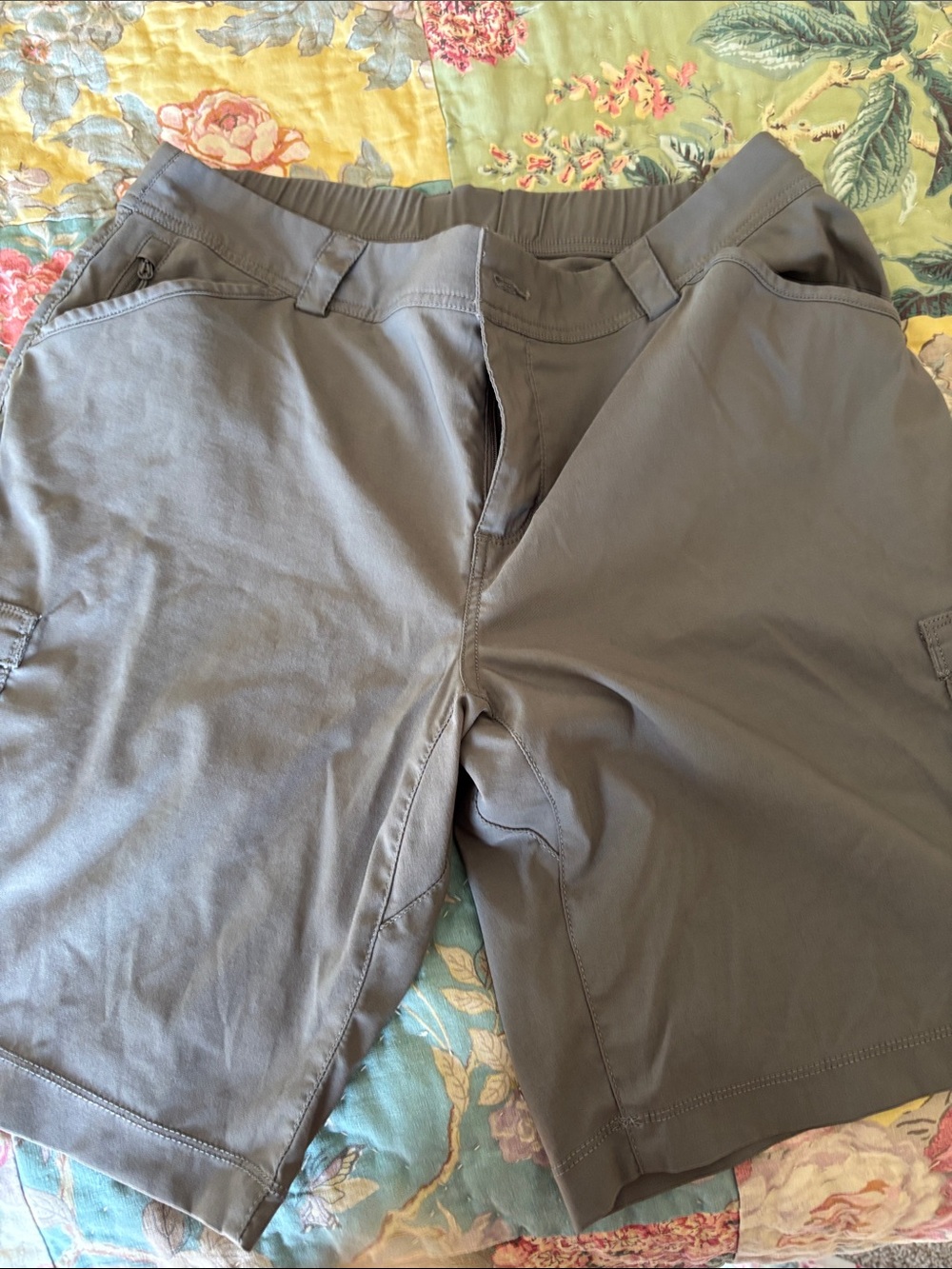 Duluth Trading Co Gray Women's Cargo Shorts with Elastic Waistband